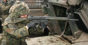 vojak-vyzbrojeny-puskou-g3